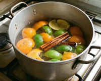 Vovó fervia cascas de laranja e limão com canela e sempre achei que era para fazer chá, mas tinha outro motivo genial