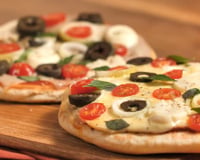 Adeus, massa tradicional: TudoGostoso ensina uma receita com pizza de pão pita que fica pronta rapidinho