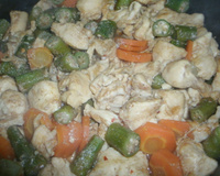 Filé de frango com quiabo e cenoura