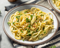 Macarrão simples com cara de prato de restaurante: receita é tão fácil e saborosa que você vai querer comer todos os dias