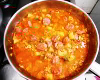 Linguiça ensopada com batatas