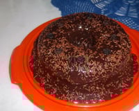Bolo de chocolate de microondas com calda de falso brigadeiro