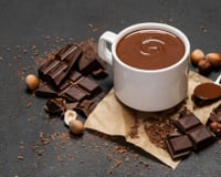 Chocolate quente com barra de chocolate (usando 3 ingredientes)