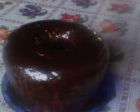 Bolo de fubá fofinho com cobertura de chocolate