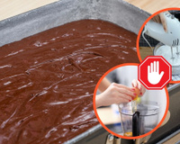 Preparei esse bolo de chocolate direto na assadeira, sem liquidificador, sem tigela, e esse é o resultado