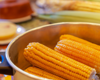 Pare de cozinhar milho apenas com água! O segredo para ficar gostoso e macio igual ao da feira está no que todo mundo joga fora