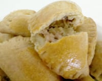 Pastel assado com recheio de pizza