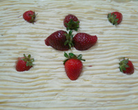 Bolo de morangos na travessa