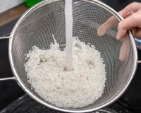 Cientistas e chefs concordam: lavar o arroz oferece vantagens em termos de segurança alimentar