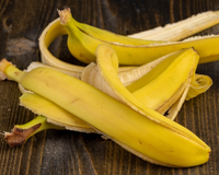 Não jogue fora as cascas de banana: truque antigo de jardineiro para colher tomates e pimentões maiores