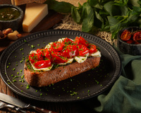 Esta receita de bruschetta de pão artesanal é uma ótima opção de entrada e vai bem em qualquer ocasião