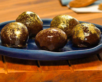 Nem trufa, nem bombom: esse doce brasileiro vai te deixar viciado no primeiro teste! Veja como fazer bala baiana de brigadeiro!