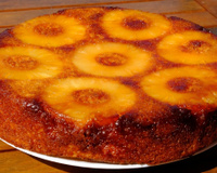 Torta de abacaxi com rodelas da fruta por cima da massa