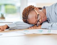 Adeus Burnout: 5 vitaminas que combatem a fadiga extrema e melhoram a saúde mental