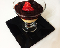 Bombom de morango na travessa