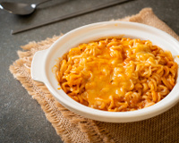 A preguiça tá ON? Faça miojo na airfryer ou no micro-ondas; é muito fácil e rápido