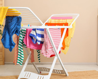 Suas roupas estão secando lentamente? Confira 6 dicas simples do TudoGostoso para acelerar a secagem e evitar o cheiro de mofo