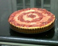 Cheesecake com molho de morangos