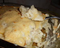 Batatas ao forno com molho branco e queijos