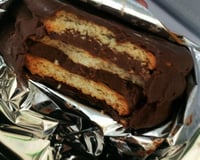 Pirulito de brigadeiro com bolacha Maria