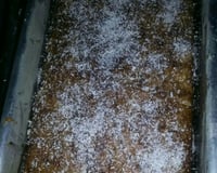 Bolo simples de coco com cobertura de chocolate (muito fácil)