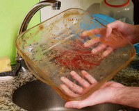 Dica de ouro: como limpar a gordura queimada da forma de vidro sem esforço