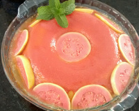 Pudim de iogurte com calda de morango