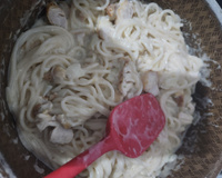 Espaguete ao molho branco com filé de frango