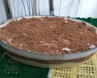 Marido gelado em travessa finalizado com chocolate em pó