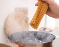 Devo ou não colocar sal na água do cozimento do macarrão? Aqui está a explicação e o que os chefs pensam