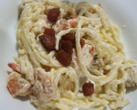 Macarrão ao molho branco com bacon e camarão
