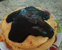 Panqueca americana com calda de chocolate