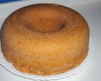 Bolo de fubá com coco e canela
