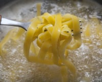 Adicionar apenas um ingrediente à água do cozimento do macarrão faz com que ele fique com gosto de restaurante