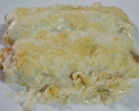 Panqueca cremosa de frango com requeijão e molho branco