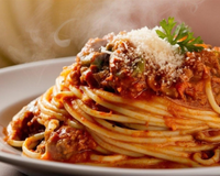 As nonnas italianas concordam: o molho à bolonhesa tradicional leva leite para suavizar a acidez dos tomates