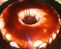 Pudim gelado de morango com calda de chocolate