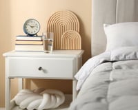 Adeus, mesa de cabeceira: a solução elegante preferida pelos arquitetos para deixar o quarto sofisticado, organizado e funcional