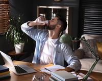 Não beba energético puro ou combinado com álcool sem antes saber dos perigos à saúde, segundo estudo