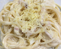 Macarrão ao molho branco com bacon e camarão