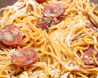 Macarrão instantâneo com calabresa