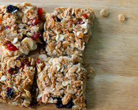 Ainda dá tempo de preparar essa barrinha de cereal caseira para levar para o bloco amanhã!