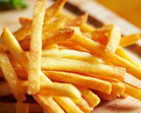 Por que as batatas devem ser deixadas de molho antes de fritar?