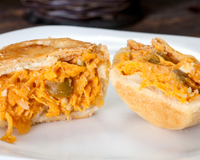 A melhor empada de frango tem recheio cremoso, poucos ingredientes e uma massa leve: receita digna de padaria