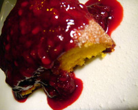 Bolo de cenoura chique com calda de morango e amora