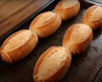 Aprendi como fazer esse pão francês caseiro e nunca mais comprei na padaria: a receita é simples, mas esses truques garantem um pãozinho crocante por fora e macio no miolo