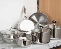 Jogo de panelas com 12 peças está com 14% de desconto e é ideal para quem deseja renovar a cozinha