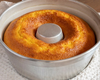 Bolo com óleo ou manteiga? Entenda a diferença e saiba escolher quando fazer cada um