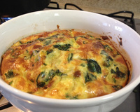 Omelete assado com presunto, batata e espinafre