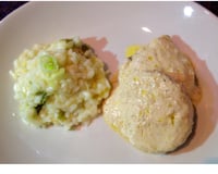 Filé mignon ao molho de mostarda com risoto de alho-poró